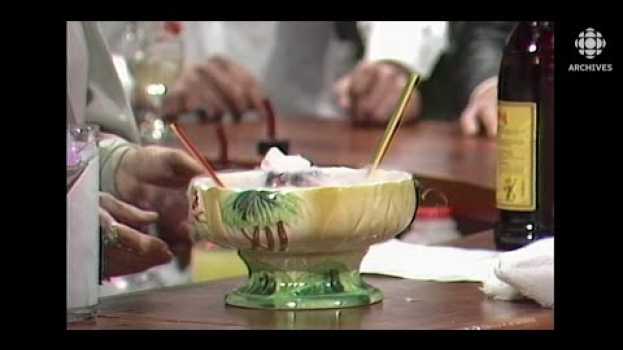 Video Deux recettes de cocktails de la barmaid Raymonde Simard en 1985   türkçe