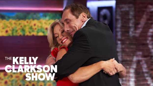 Video Woman Meets Biological Father She Didn't Know About Through DNA Test en español