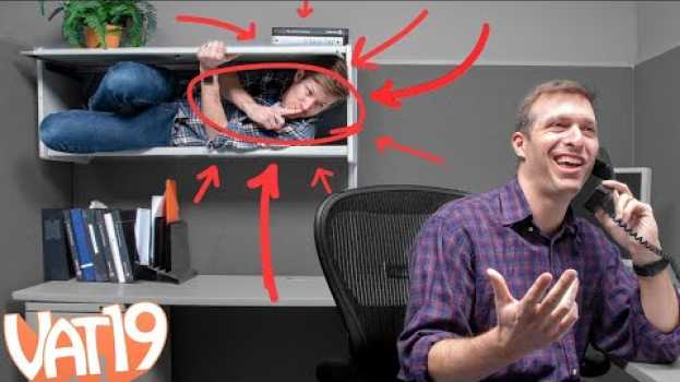 Video This Guy Hid from His Boss All Day (You’ll Never Guess How) • Hidden in Plain Sight #1 su italiano