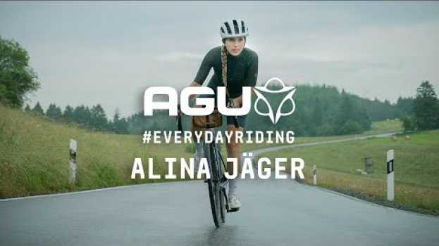 Video "Es ist so, als würde ich einen Superhelden-Umhang umschmeißen." - Alina Jäger - AGU #EVERYDAYRIDNG in English