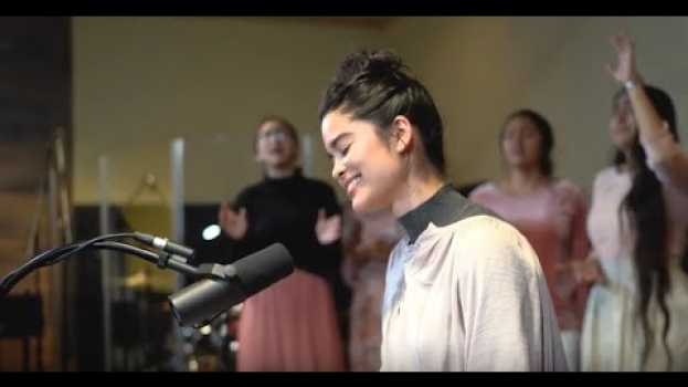 Video “Él Siempre Reina” Original - SARAI & Buena Vida po polsku