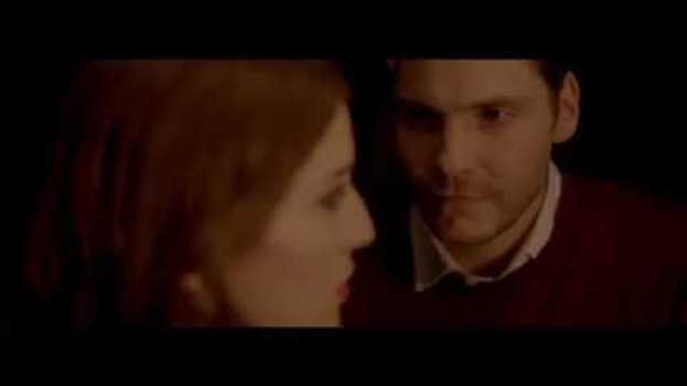 Video A cualquier otra parte letra in English