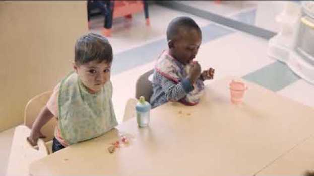 Video Peut on laisser les enfants jouer avec la nourriture in English