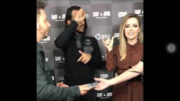 Video Sandy e Júnior aprendendo seus sinais em Libras in English