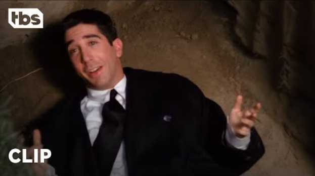Video Friends: Ross Falls into a Grave at Nana’s Funeral (Season 1 Clip) | TBS auf Deutsch