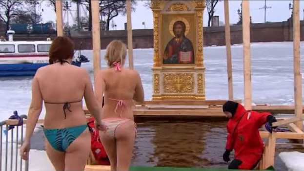 Video Ils plongent dans l'eau glacée du fleuve en l'honneur du Christ in English