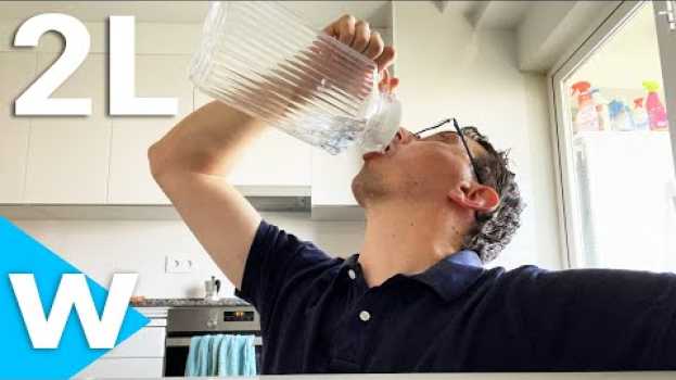 Video 💧 WAS PASSIERT WENN man jeden Tag 2 LITER WASSER TRINKT? 🚰 su italiano