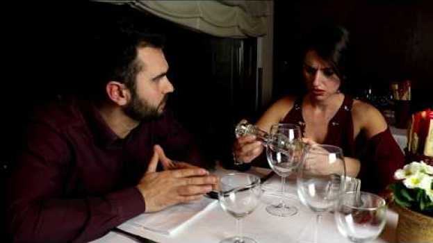 Video Mio marito per gelosia tira un pugno a un altro uomo - iProiettori po polsku
