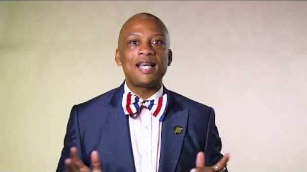 Video Mayor Oliver Gilbert says "Let There Be Light!" en français