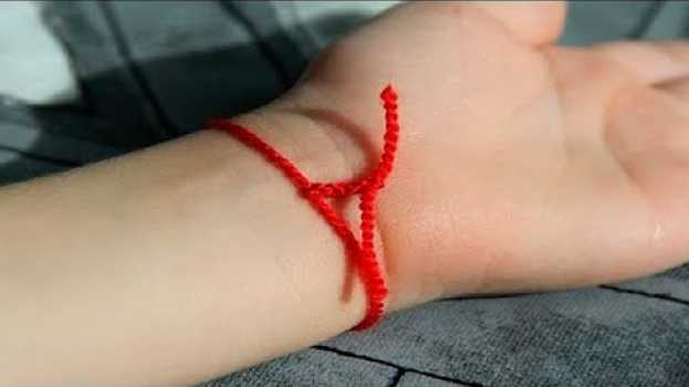 Video Indossa Un Filo Rosso Al Polso Della Tua Mano Sinistra E Vedrai Che Cosa Succede auf Deutsch