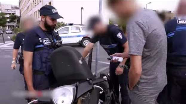 Video A trois sans casque sur un scooter, ça va être leur fête... in English