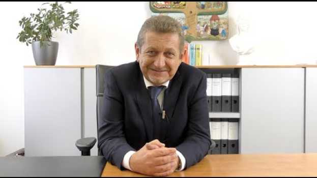 Video Klaus Korneder, 1. Bürgermeister der Gemeinde Grasbrunn zu Weihnachten 2021 en français