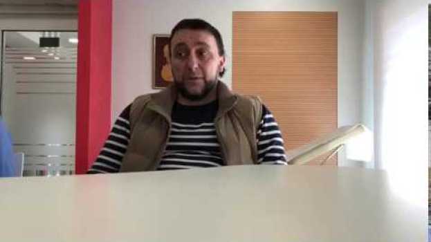 Video Stefano è contento che finalmente suo padre può sentire bene i nipotini(con apparecchi acustici)   türkçe