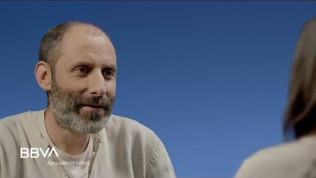 Video “No es cuestión de comer bien, sino de dejar de comer mal”. Julio Basulto, dietista-nutricionista po polsku