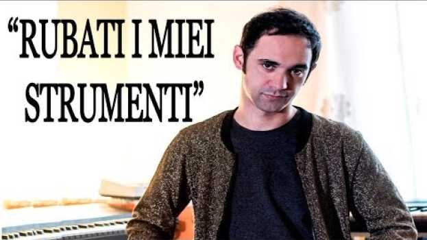 Video Cosmo:"Hanno rubato i miei strumenti. Chiedo aiuto per.." auf Deutsch