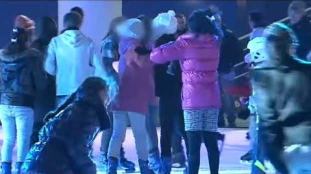 Видео Elle se défoule sur une fille à la patinoire на русском