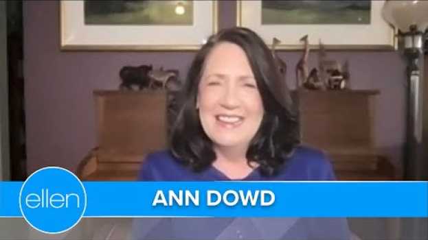 Video A Scared Fan Ran Away from 'The Handmaid's Tale's' Ann Dowd em português