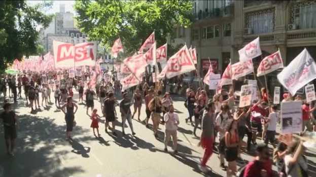 Video Manifestantes argentinos rechazan un posible acuerdo del Gobierno con el FMI su italiano