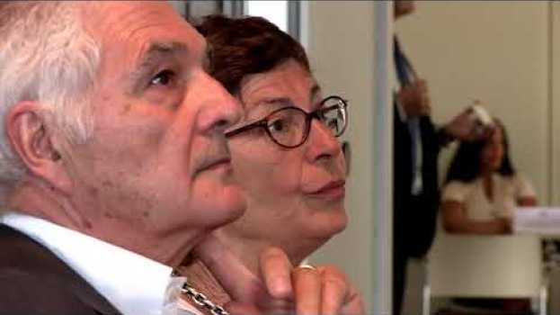 Video Ils essaient de vendre leur maison aux enchères in English