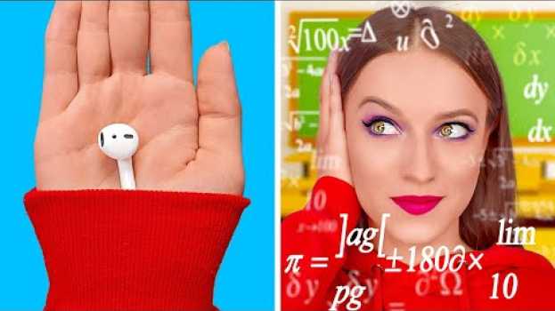 Video AMAZING COLLEGE HACKS || Funny Hacks Every College And School Girls Must Know by 123 GO! po polsku