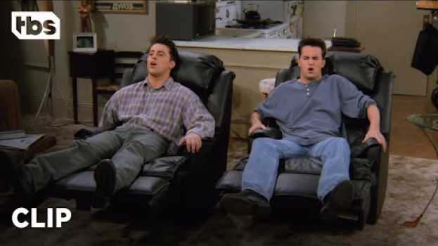 Video Friends: Joey & Chandler Get La-Z-Boys (Season 2 Clip) | TBS po polsku