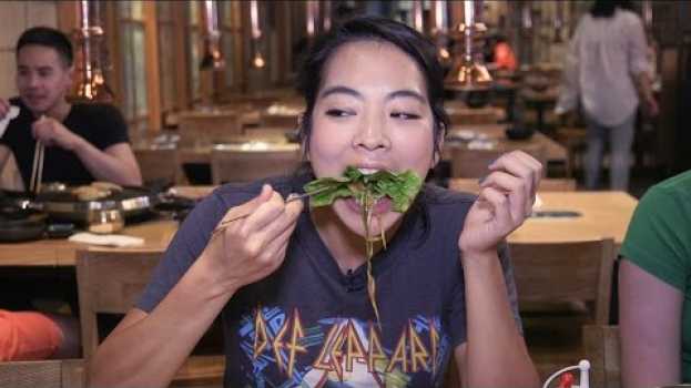 Video How To Eat Korean BBQ: A Beginner's Guide po polsku