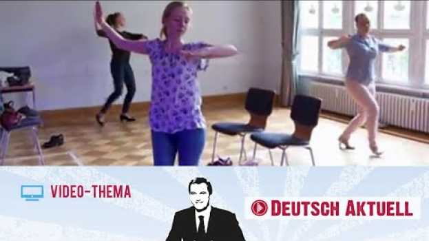 Video Deutsch lernen mit Videos | Tanzen auf Distanz | mit deutschen Untertiteln en français