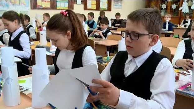 Video «Так бы он смотрел на это, как из-за стекла» en français