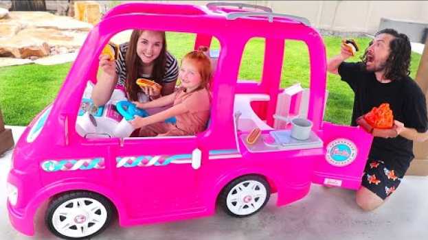 Video BARBIE DREAM CAMPER!! Adley Pretend Play with her first Power Wheels (backyard adventure routine) su italiano