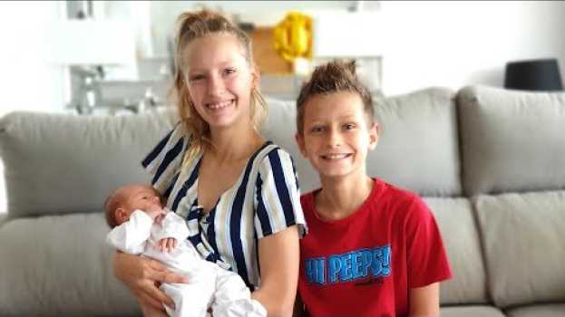 Video Our Baby Sister is Finally Here!!!!!! su italiano