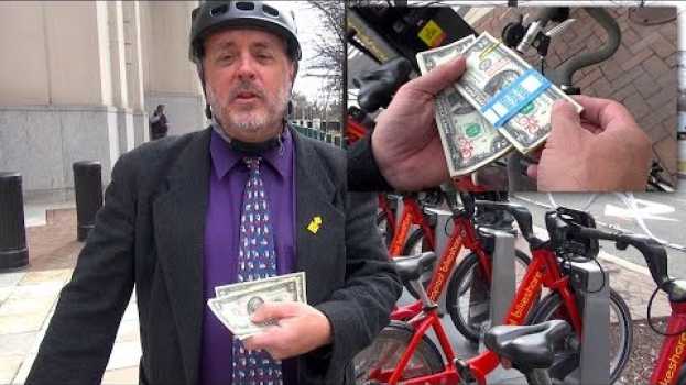 Video See What this Cyclist is Doing with $2 Bills to Advocate for Cycling auf Deutsch