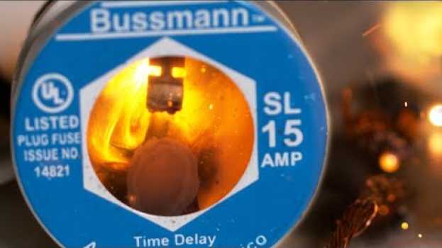 Video Fuse vs Circuit Breaker Which Blows Faster (Slow Motion) su italiano