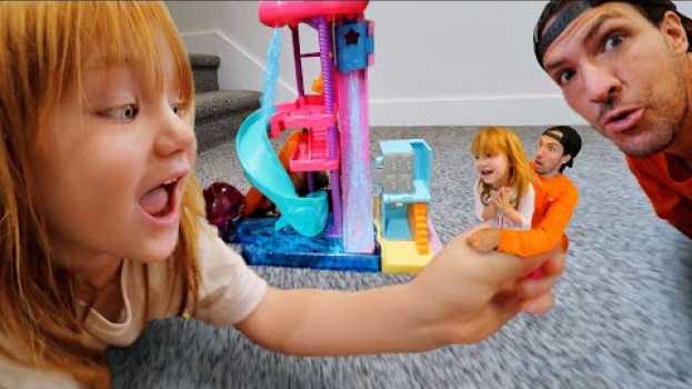 Video ADLEY and DAD SHRiNK!!  a Magic Locket makes us tiny! HELP can Polly Pocket help us grow big again! auf Deutsch